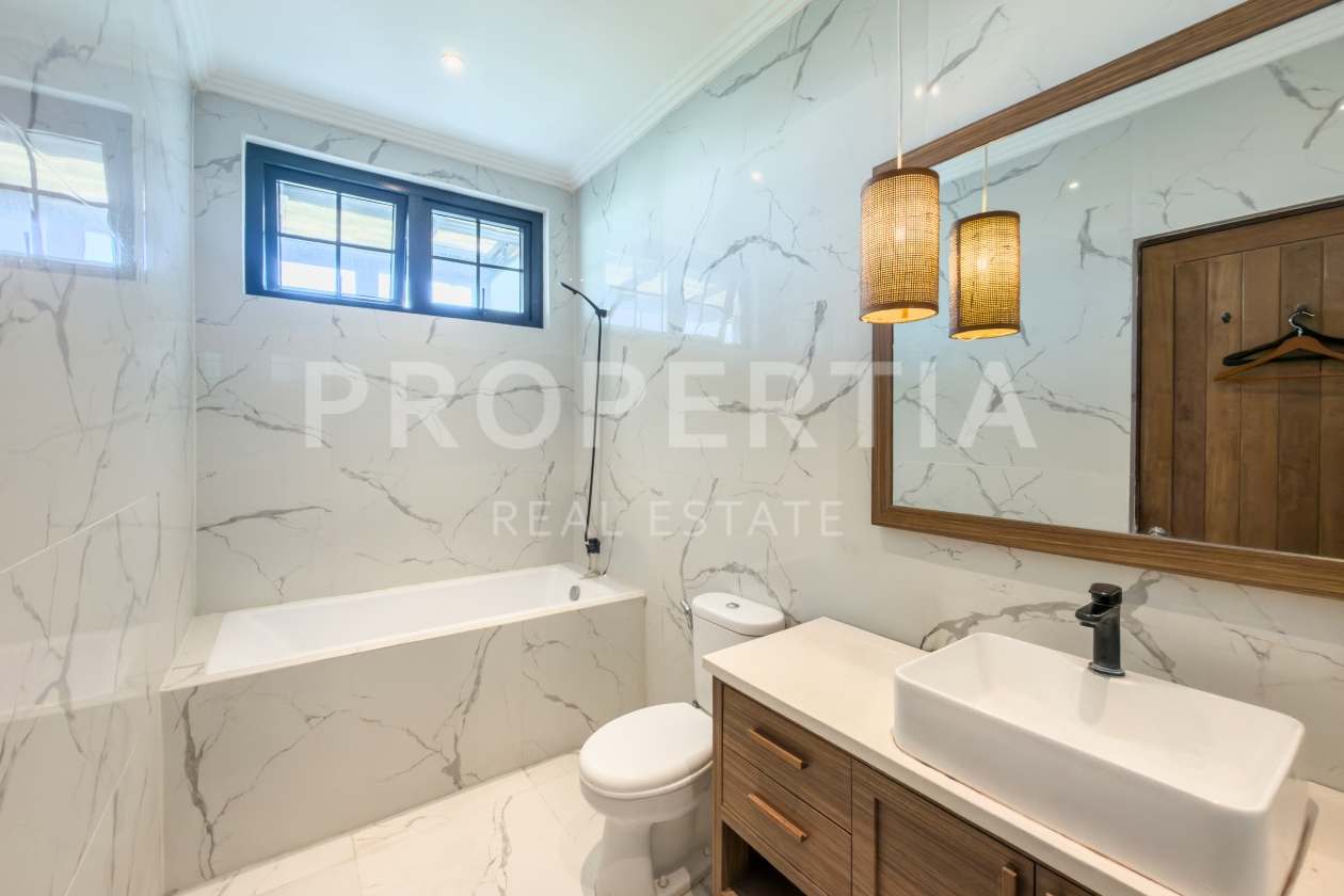 PPV4891_updated_10_shared bathroom Bathroom at Charming Freehold Family Home in Seminyak (PPV4891), listing by PROPERTIA.